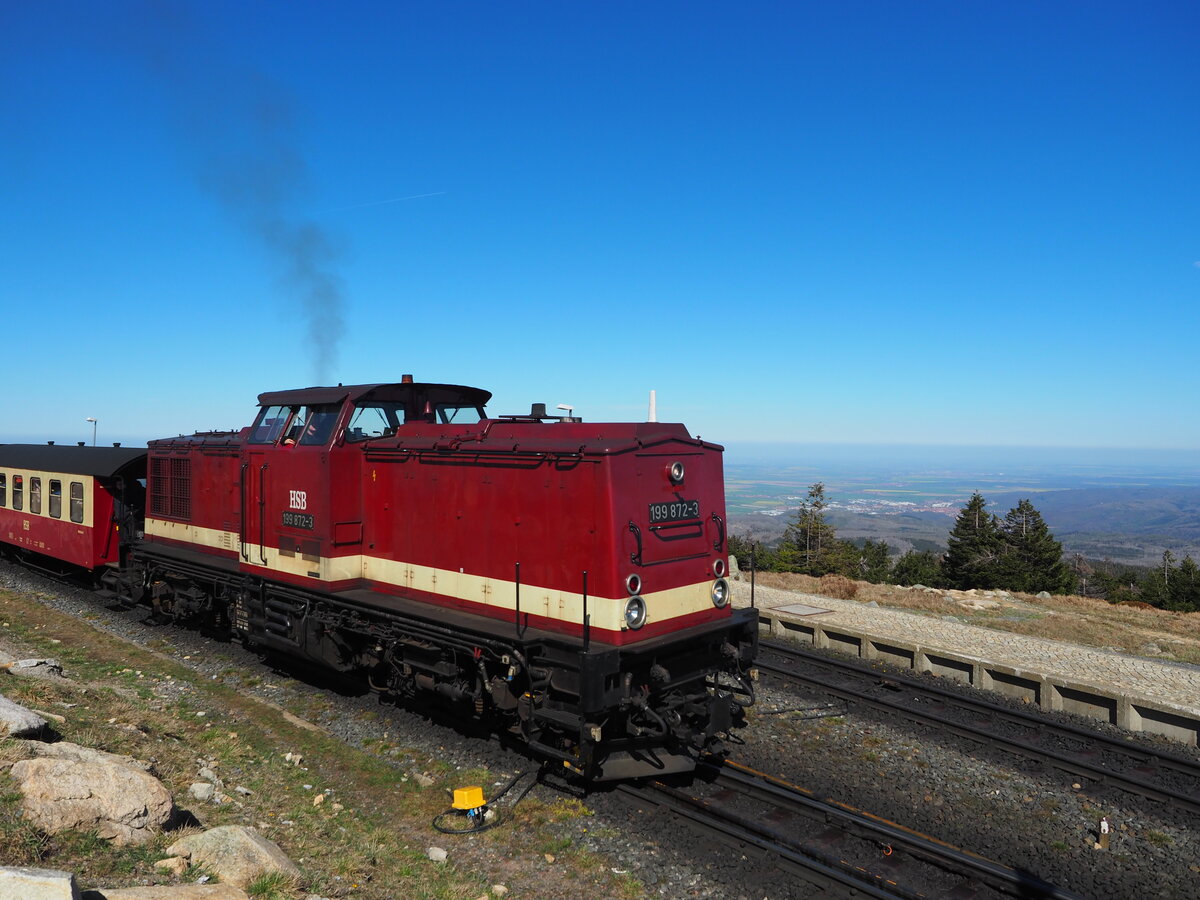 Das Harzkamel auf dem Brocken ...
... zieht regulär den Zug 8936 um 15.40 Uhr ab dem Brocken talwärts gen Wernigerode.
Im Hintergrund ist die Stadt selbst zu sehen.

Wernigerode, der 30.40.2023