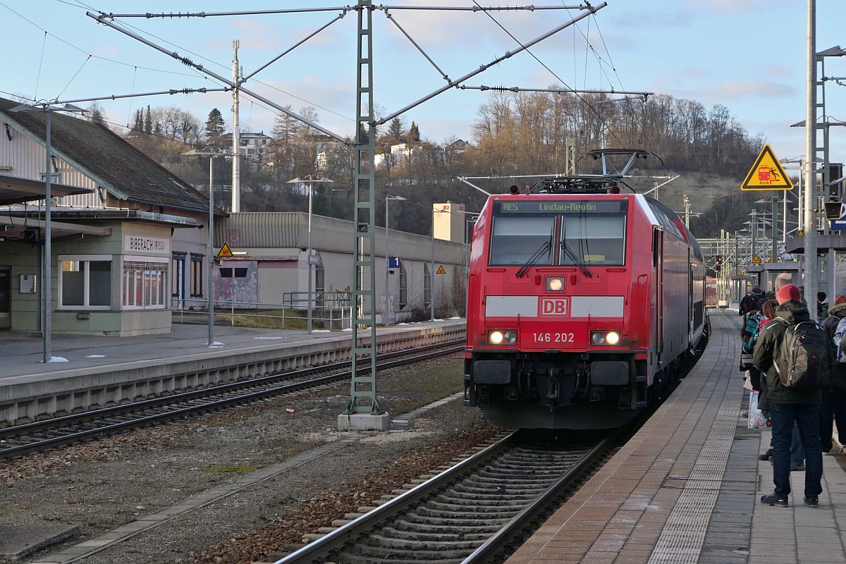 Das hat der Bahnpendler in den letzten fünf Jahren noch nicht erlebt, dass der Zug in Richtung Bodensee anstatt von Gleis 1, das am 07.02.2022 belegt ist, von Gleis 2 abfährt. 146 202 mit den Wagen des RE 5 / 4223, Stuttgart - Lindau-Reutin in Biberach (Riß).