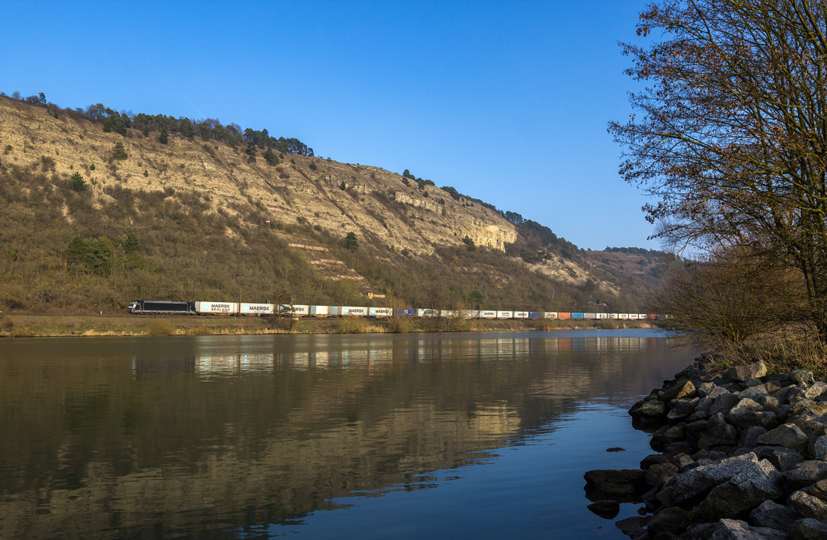 Das hat man davon, wenn man rote Loks langweilig findet ;-)
Eine schwarze 185 der Firma MRCE ist mit einem Containerzug bei Karlburg Richtung Norden unterwegs (08.03.2014)