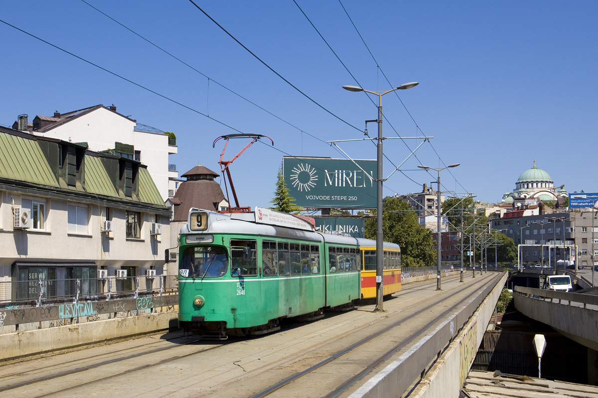Das Haupteinsatzgebiet der ex. Baseler Düwags mit Beiwagen ist neben der Linie 7Л auch die Linie 9Л. Am 1. August war der Düwag GT6 2640 und FFA/SWP B4 1449 auf der Linie 9Л im Einsatz und konnte zwischen den Haltestellen Франше Д'Епереа (Franše D'Eperea) und Трг ослобођења (Trg oslobođenja) fotografiert werden. Im Hintergrund befindet sich mit der Храм Светог Саве (Dom des Heiligen Sava) eine der größten orthodoxen Kirchen der Welt.