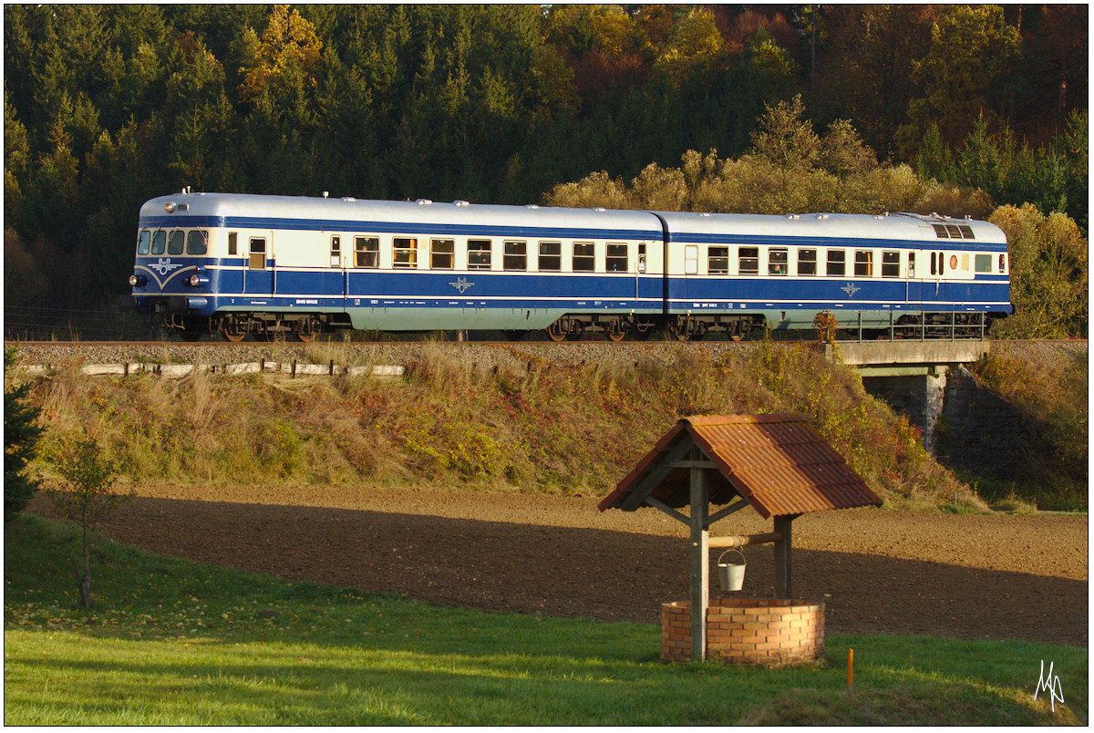 Das Heizhaus Strasshof veranstaltete Ende Oktober eine Sonderfahrt auf der Strecke des Reblausexpress nach Dorsendorf. Entstanden ist diese Aufnahme vom Streuerwagen 6544.02 und Triebwagen 5145.11 in Johannesthal. (29.10.2016)