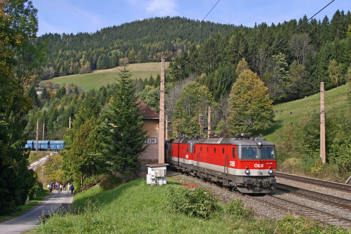 Das herbstliche Breitenstein beim alten Stellwerk durchfahren 1144.208+122 mit GAG-47050. 11.10.14