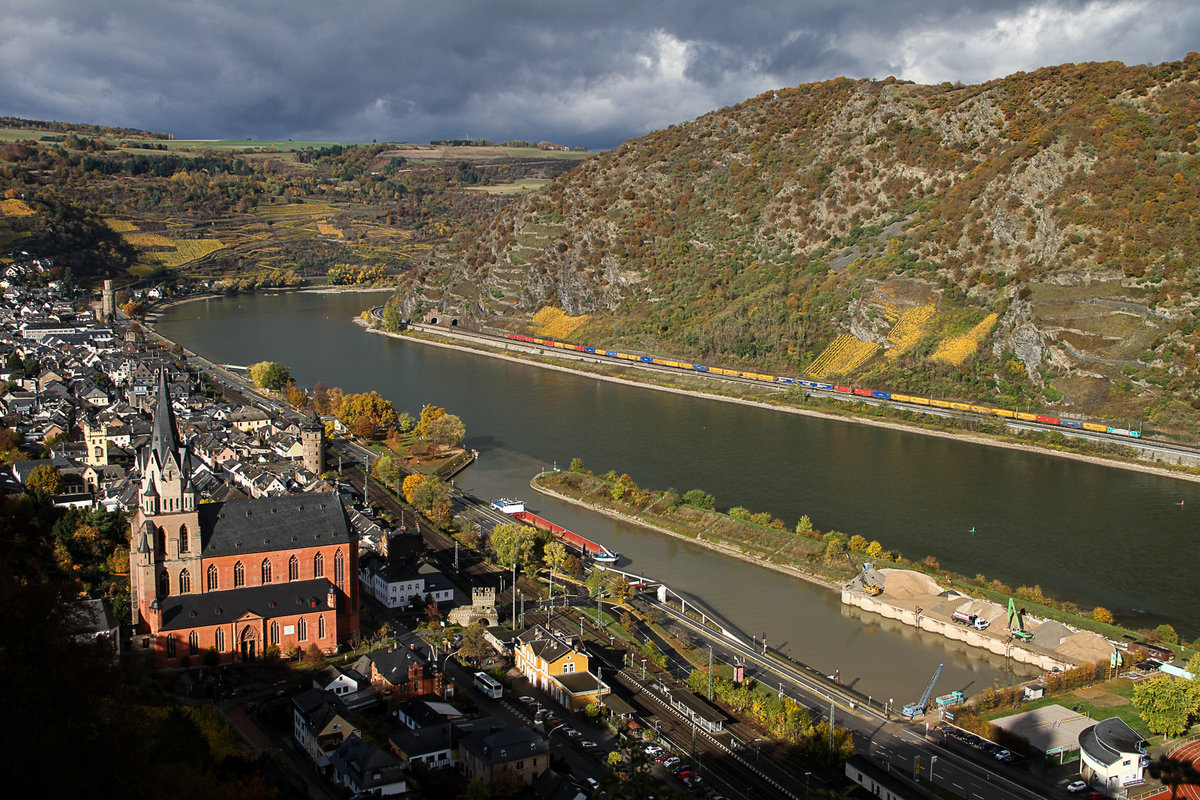 Das herbstliche Rheintal bei Oberwesel. Aus dem Rossteintunnel kommt der bunte Güterzug am 02.11.2016. Gelichtet von der Burg Schönburg.
