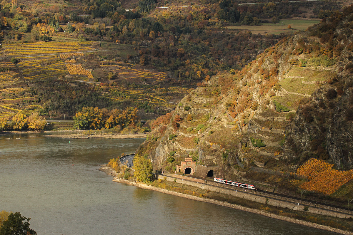 Das herbstliche Rheintal bei Oberwesel. Aus dem Rossteintunnel kommt der Stadler FLIRT am 02.11.2016. Gelichtet von der Burg Schönburg.
