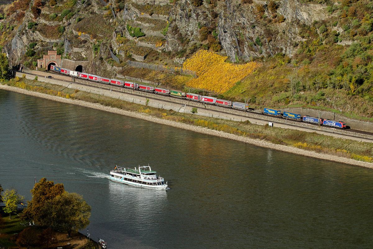 Das herbstliche Rheintal bei Oberwesel. Aus dem Rossteintunnel kommt der bunte Güterzug Richtung Schweiz am 02.11.2016.
Gelichtet von der Burg Schönburg.