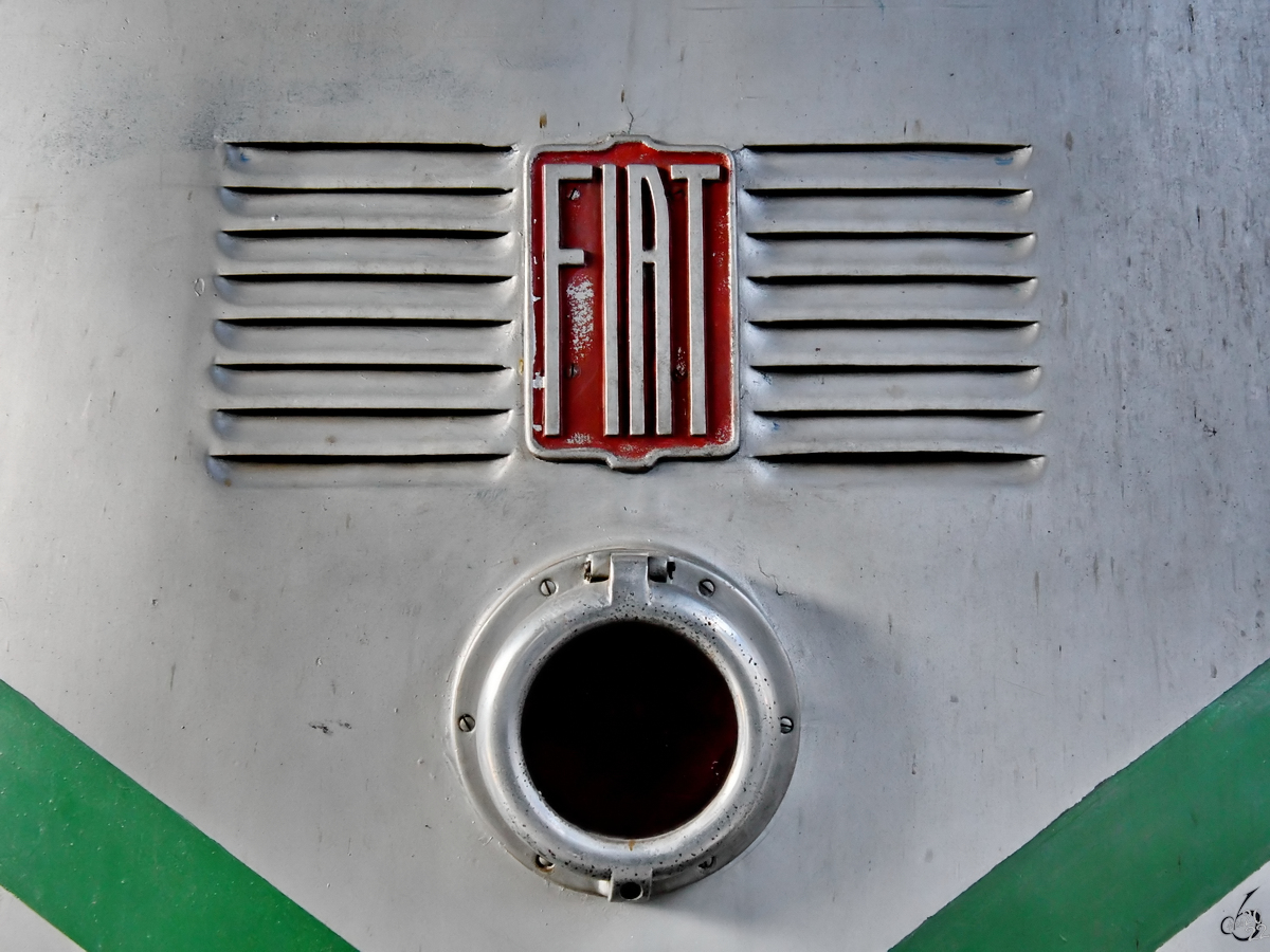 Das Herstellerlogo auf dem 1953 gebauten Dieseltriebwagen 9522 (595-022-5), welcher Teil der Ausstellung im Eisenbahnmuseum Madrid ist. (November 2022)