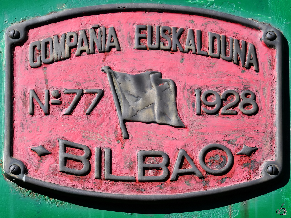 Das Herstellerschild an der 1928 gebaute Elektrolokomotive Norte i Renfe 7001  Chata  (270-001), welche Teil der Ausstellung im Eisenbahnmuseum von Katalonien ist. (Vilanova i la Geltrú, November 2022)
