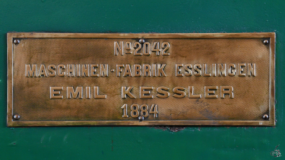 Das Herstellerschild an der Dampflokomotive Oeste 77 (120-2131). (Eisenbahnmuseum von Katalonien in Vilanova i la Geltrú, November 2022)