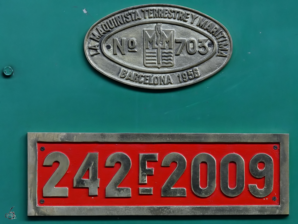 Das Herstellerschild auf der 1956 gebauten Dampflokomotive 242F-2009  Confederación , so gesehen Anfang November 2022 im Eisenbahnmuseum Madrid.
