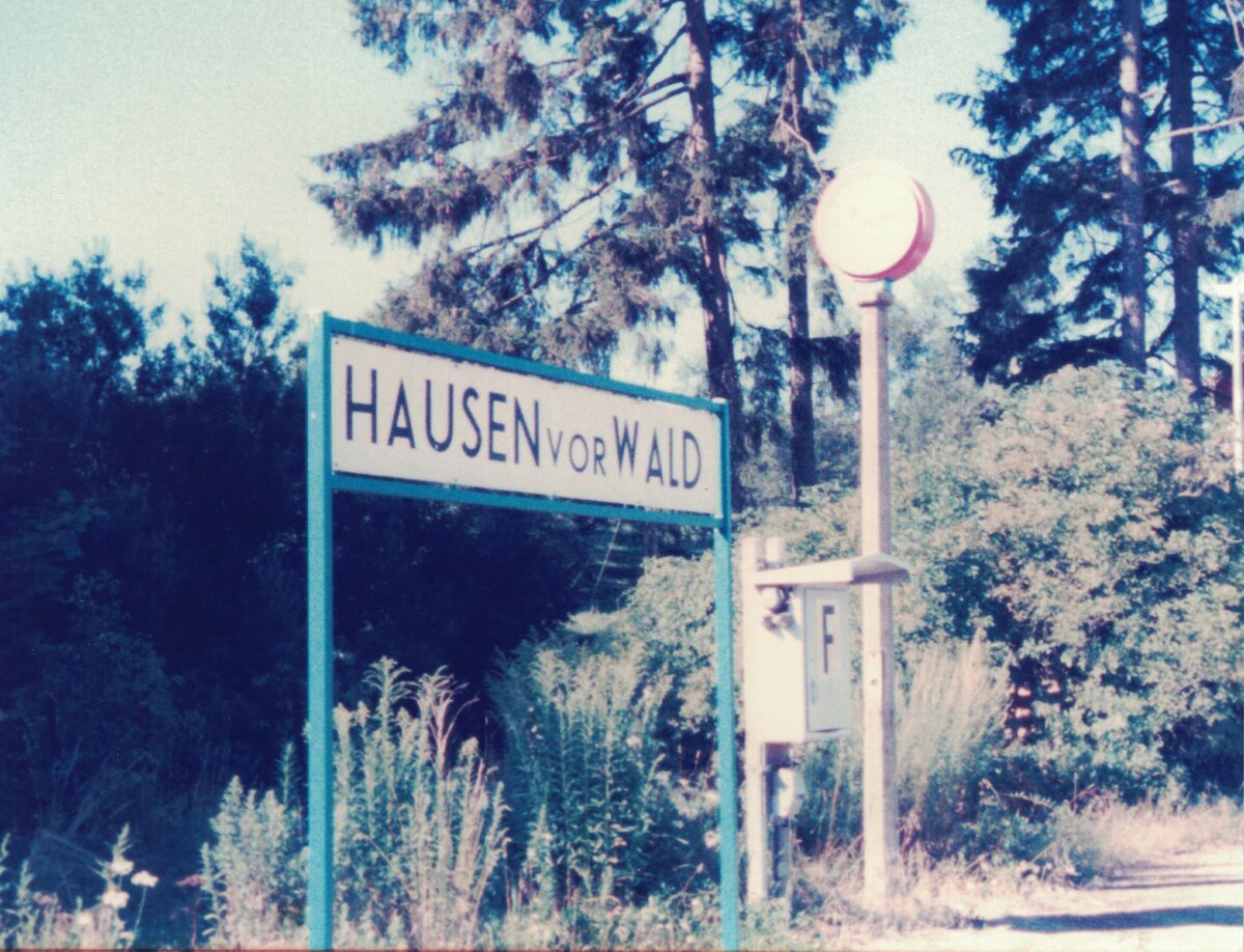 Das heute abmontierte Stationsschild des Bahnhofs Hausen vor Wald ca. 1986.