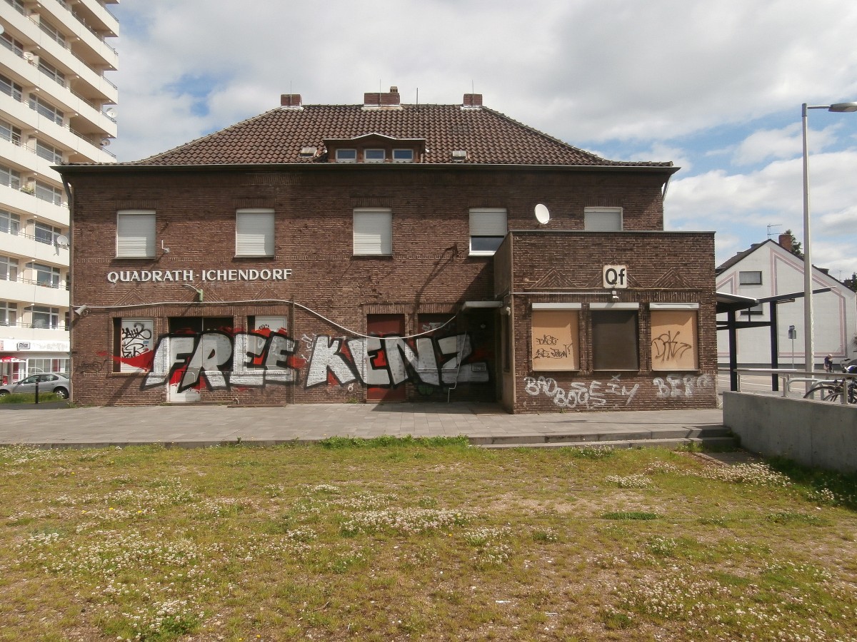 Das heute leerstehende Bahnhofsgebäude Quadrath Ichendorf mit dem Stellwerk Qf. Heute steht das alte Bahnhofsgebäude unter Denkmalschutz.
Vorne im Bild liegen noch Gleisreste auf Bodenebende.
Heute hat Quadrath Ichendorf kein intaktes Bahnhofsgebäude mehr.
Quadrath Ichendorf 30.05.2014
