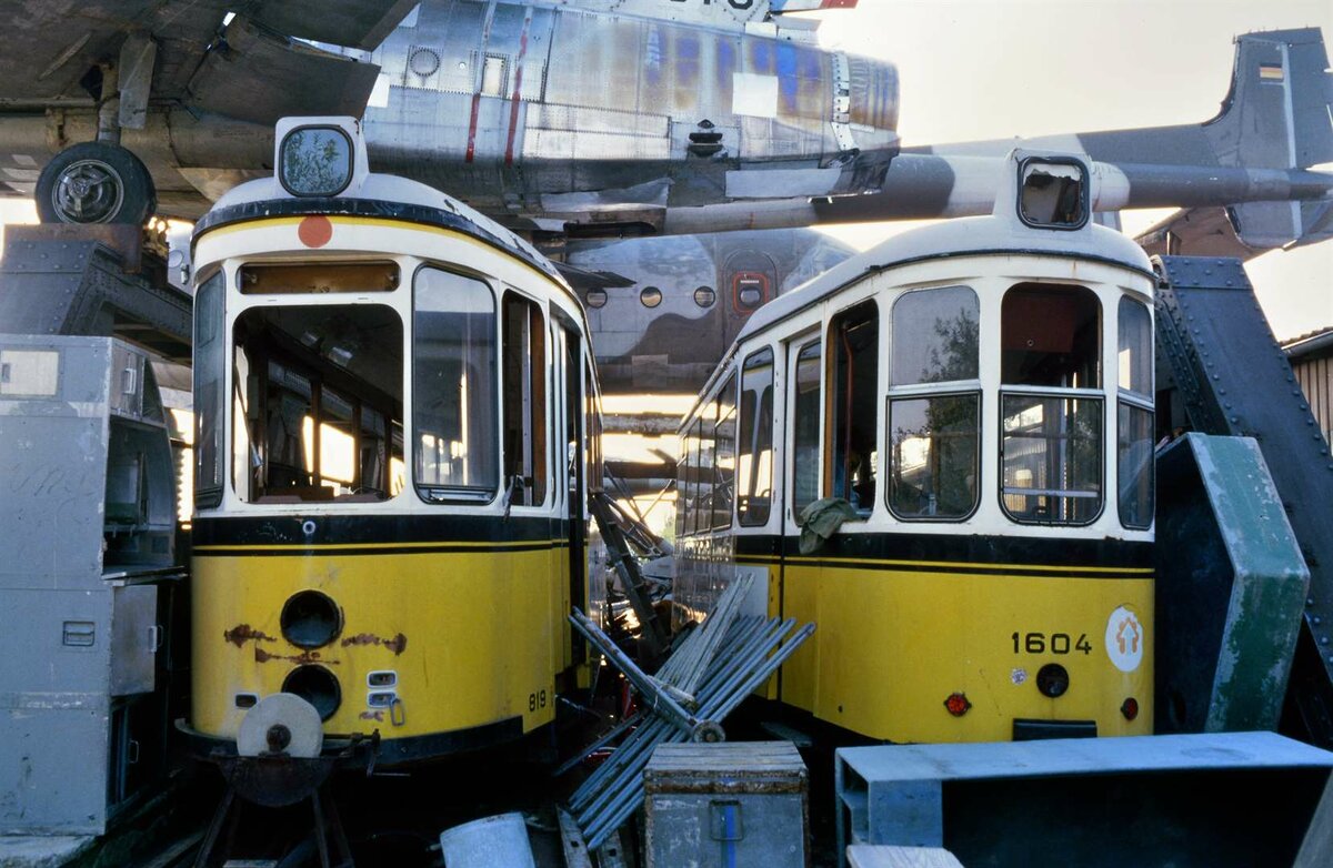 Das hier mutet eher wie ein Schrottplatz an, und nicht wie ein Museum! So ging die Nachwelt mit Schätzen der Stuttgarter Straßenbahnen um! Das wollte ich hier dargestellt haben. TW 819 (MF Esslingen Typ T2) und  Beiwagen 1604 (Typ B2) der Stuttgarter Straßenbahnen (SSB) im Schwäbischen Bauernmuseum Seifertshofen (29.08.1985)
