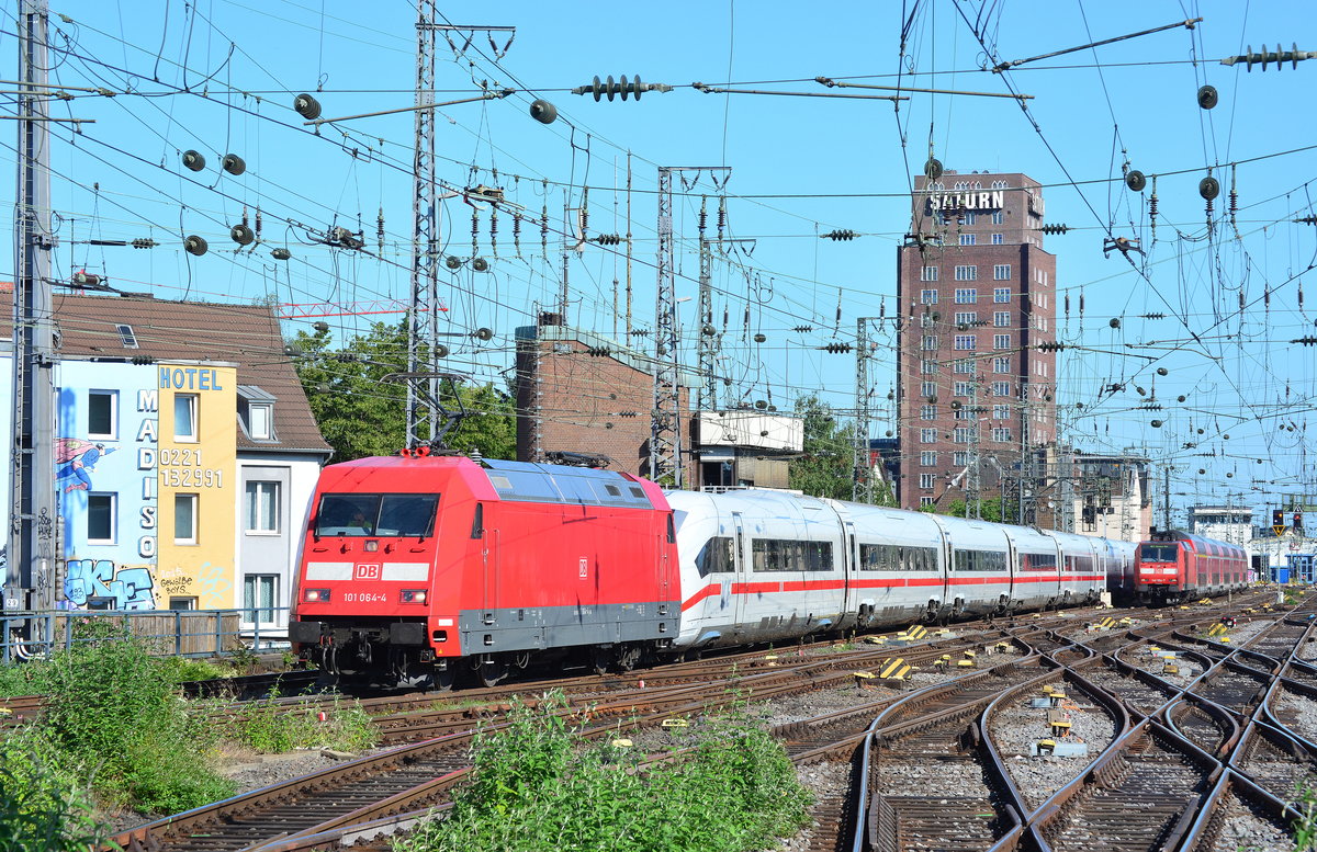Das Highlight des gestrigen Tages bot 101 064-4 mit 412 017 am Haken. Hier rollt die Fuhre von Köln Bbf in den Kölner Hbf.

Köln 16.06.2019