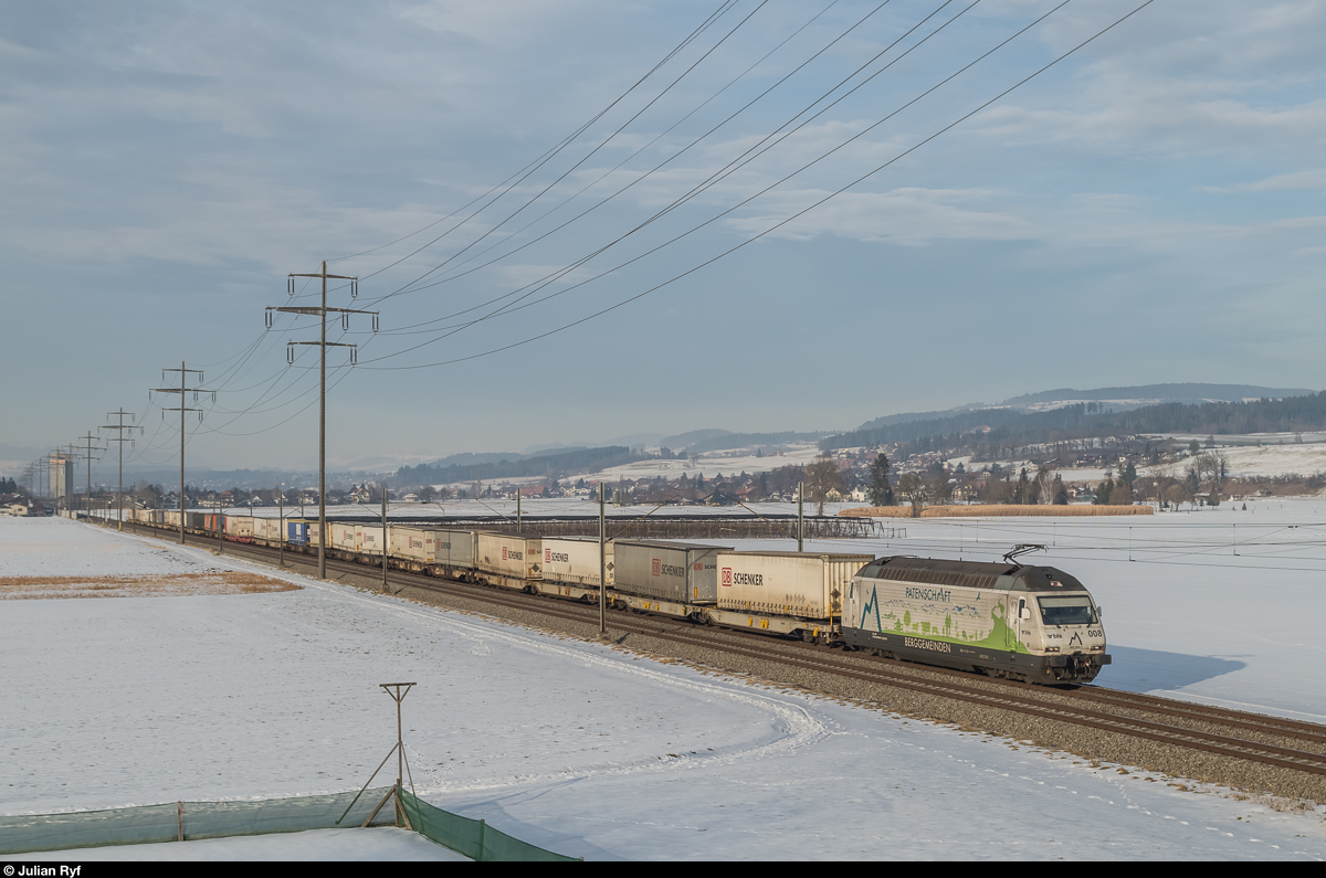 Das Highlight des Nachmittags: Re 465 008  Patenschaft Berggemeinden  mit einem vollbeladenen UKV-Zug am 28. Januar 2017 bei Kiesen.