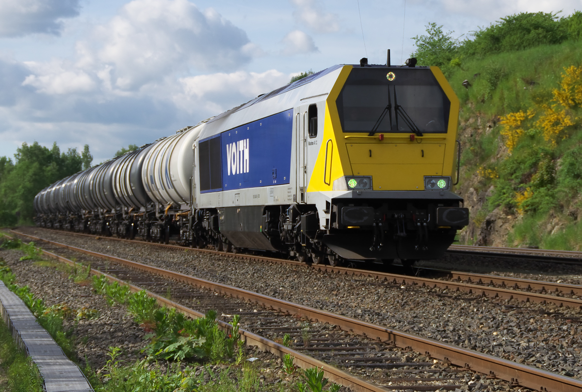 Das Highlight des Tages war der Kesselwagenzug aus Hof mit Voith Maxima 40CC 264 003-5. Bahnstrecke 5100 Bamberg - Hof bei Oberkotzau am 25.05.2017