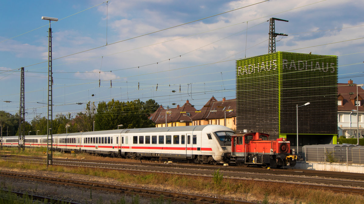 Das Highlight des Tages war am 25. Juli 2018 diese Aufnahme. Mühte sich die tapfere 335 131-9 am Mittag schon mit einer Doppelstockeinheit im Regionalverkehr ab, so musste sie abends sogar im Fernverkehr einspringen!!! Tapferes Mädel :-)
Als Hintergrundkulisse diente das neue  Radhaus  von Offenburg. 