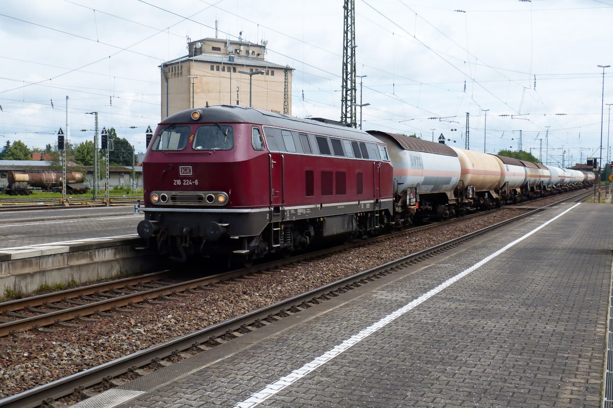 Das Highlight heute am 26.06.2016 zum Sonntag: 216 224-6 in Plattling, wo es eh schon ein Glücksfall ist dieselbespannte Züge zu treffen