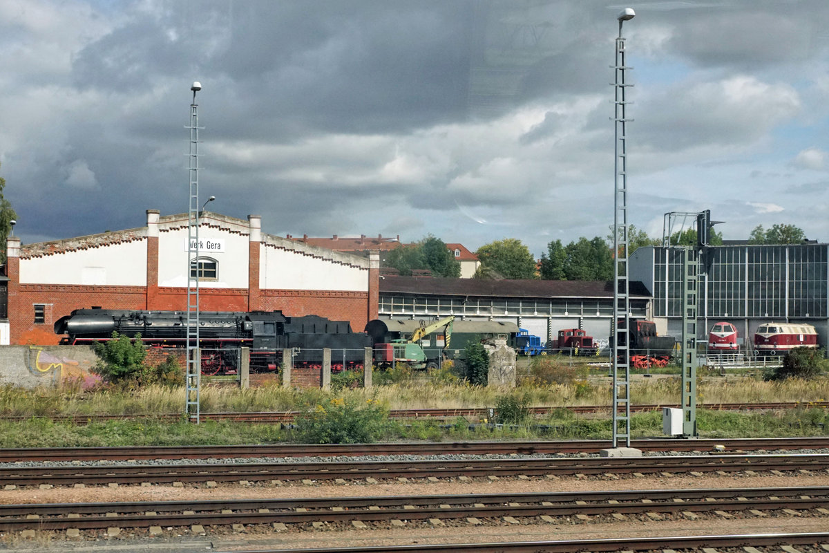 Das historische Bahnbetriebswerk Gera aus dem fahrenden Zug gesehen am 19. September 2019.
Ersichtlich sind nicht erkennbare Dampf- und Diesellokomotiven.
Foto: Walter Ruetsch