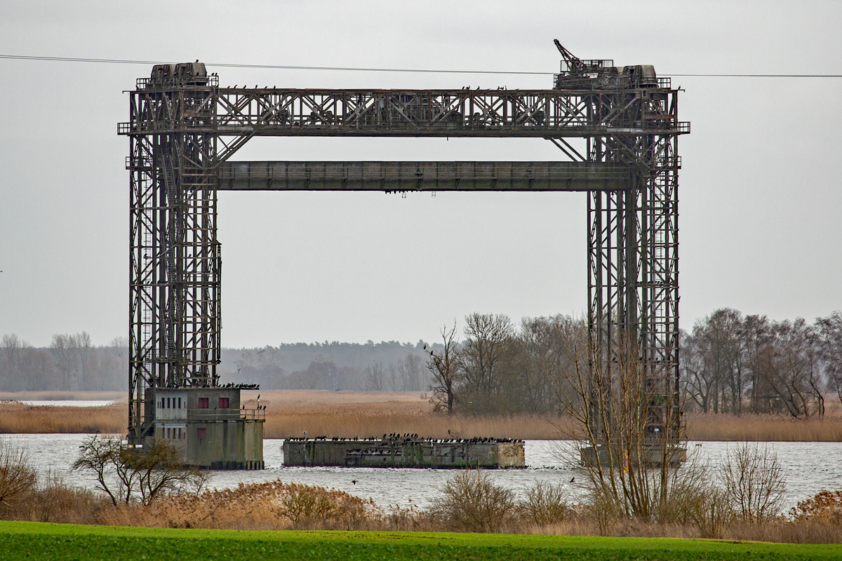 Das historische Denkmal der Eisenbahnhubbrücke Karnin verband das Festland mit der Insel Usedom bei Ducherow. - 02.02.2020