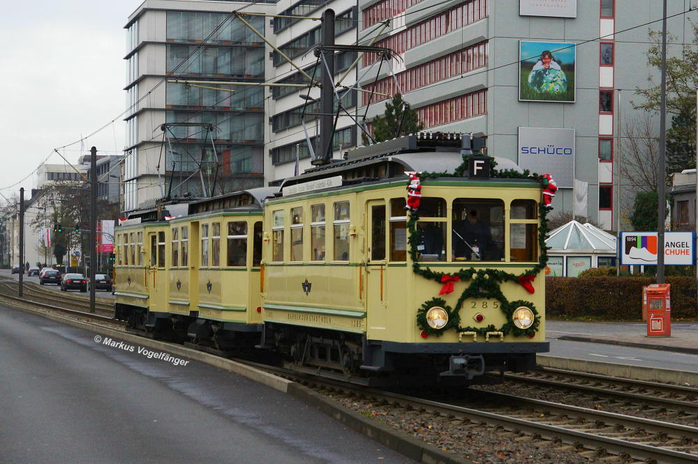 Das historische  Finchen -Zug auf der Siegburger Straße kurz vor der Haltestelle Poller Kirchweg auf Nikolausfahrt am 01.12.2013.