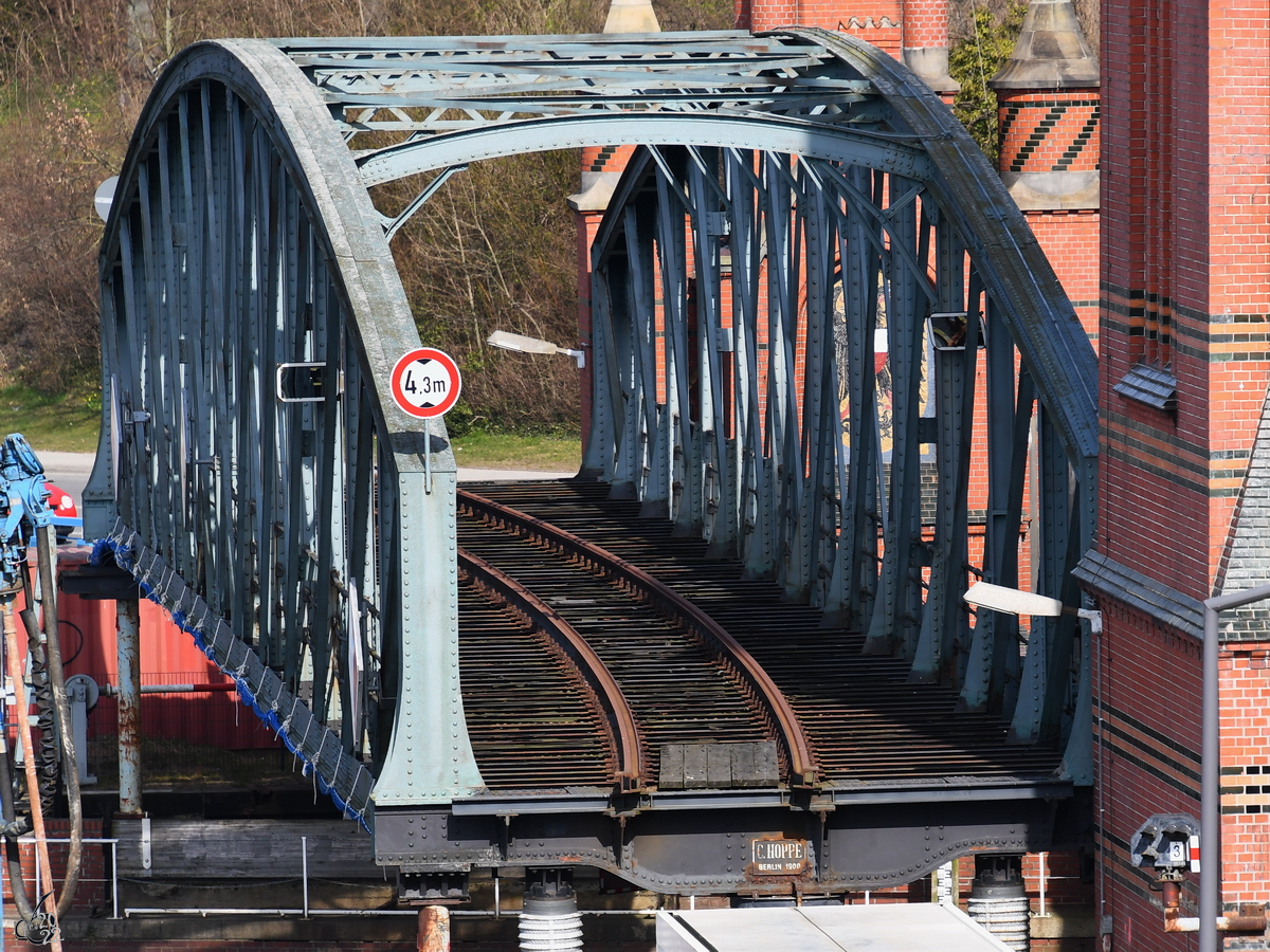 Das hochgefahrene Tragwerk für den Eisenbahnverkehr der zwischen 1896 und 1900 erbauten Hubbrücke (eigentlich Marstallbrücke) in Lübeck. (März 2022)