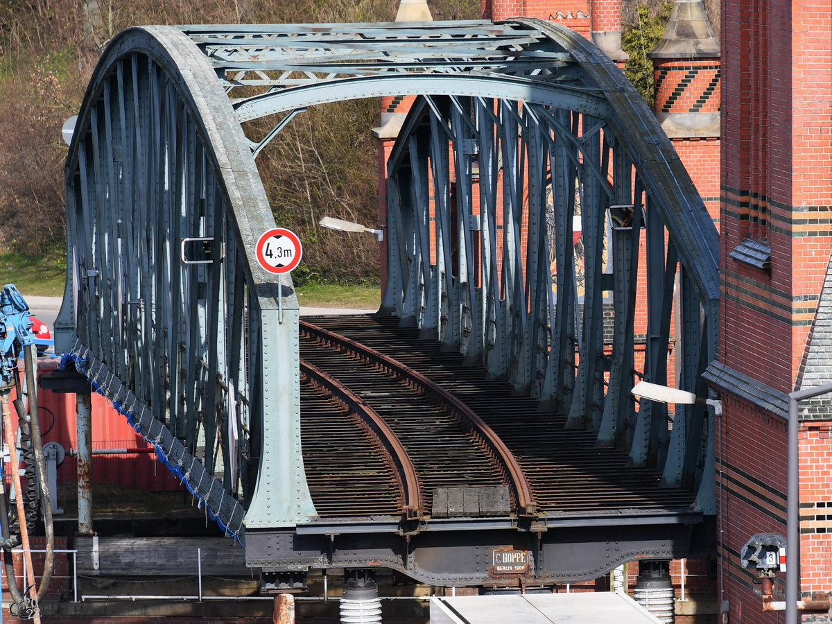 Das hochgefahrene Tragwerk für den Eisenbahnverkehr der zwischen 1896 und 1900 erbauten Hubbrücke (eigentlich Marstallbrücke) in Lübeck. (März 2022)