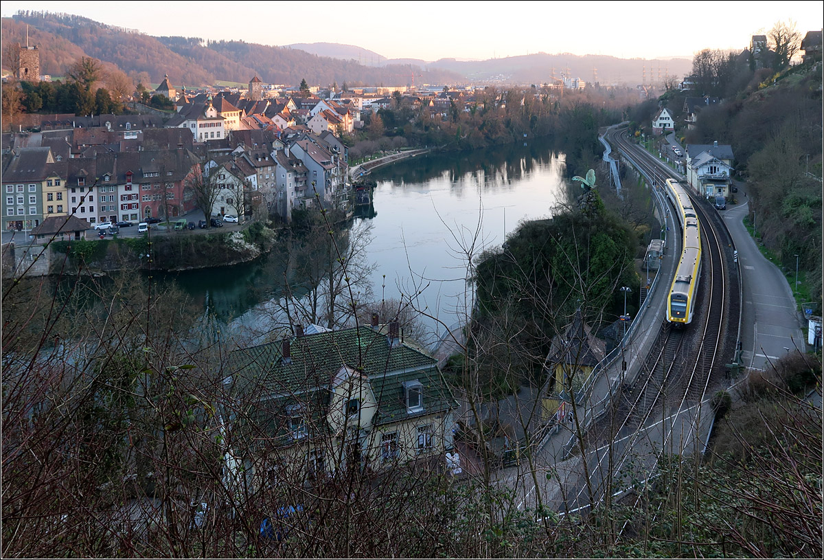 Das Hochrheintal liegt im Abendlicht - 

... während ein IRE der Baureihe 612 den Bahnhof Laufenburg (Baden) in Fahrtrichtung Singen durchfährt.
Links die wunderschöne Altstadt von Laufenburg (CH).

23.03.2022 (M)