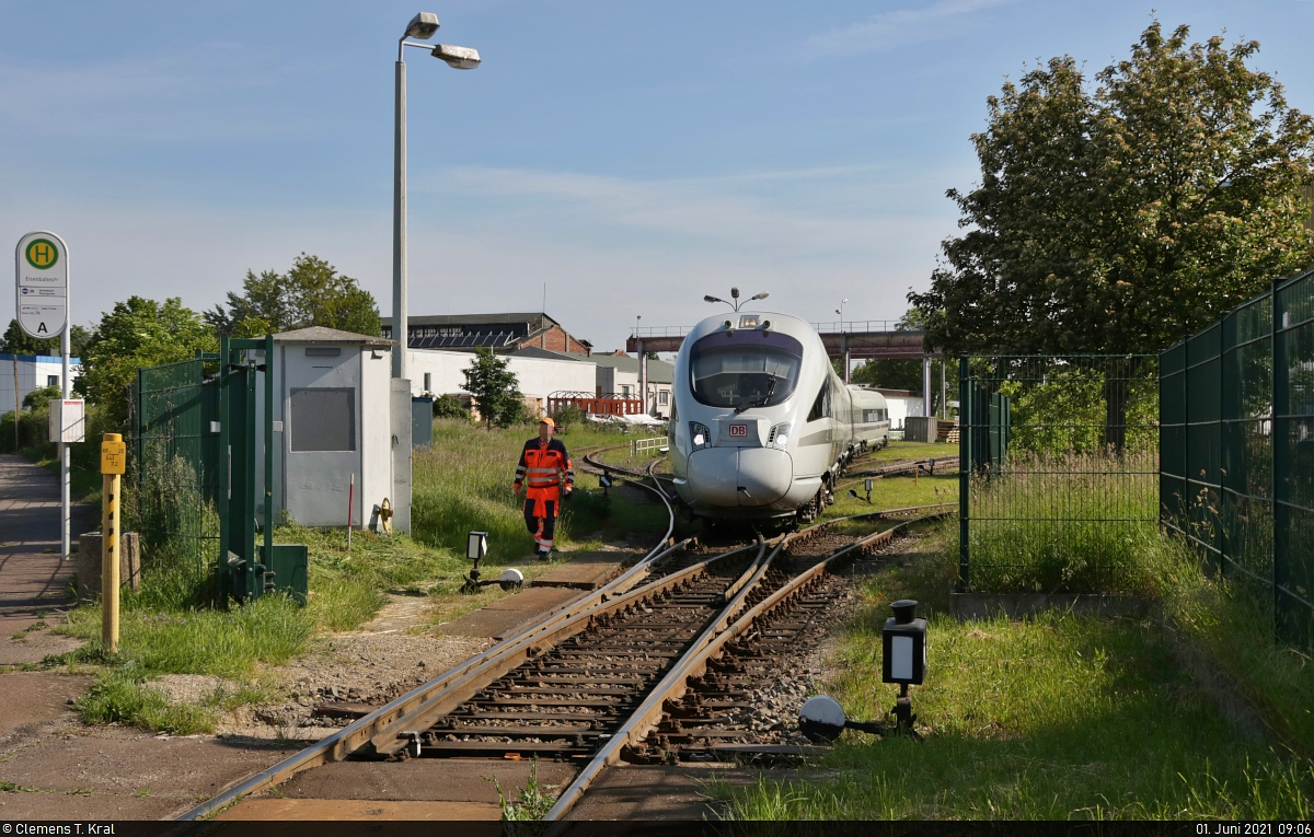 Das <i>advanced TrainLab</i> geht auf Reisen

Vom 1.6. bis zum 3.6. bereiste der bekannte Diesel-ICE einige reizvolle Strecken im Raum Brandenburg. Wie immer ging es dafür an seinem Hauptstandort in Halle-Ammendorf los.
Gerade verlässt 605 517-1 die Anlagen der Maschinenbau und Service GmbH (MSG Ammendorf) - übrigens DB-Lieferant des Jahres 2020/2021 für Schienenfahrzeuge und deren Teile. Ein Mitarbeiter begleitet noch den Zug und wird gleich die Fahrt über die Eisenbahnstraße absichern, von der das Bild gemacht wurde.

🧰 DB Systemtechnik GmbH
🕓 1.6.2021 | 9:06 Uhr