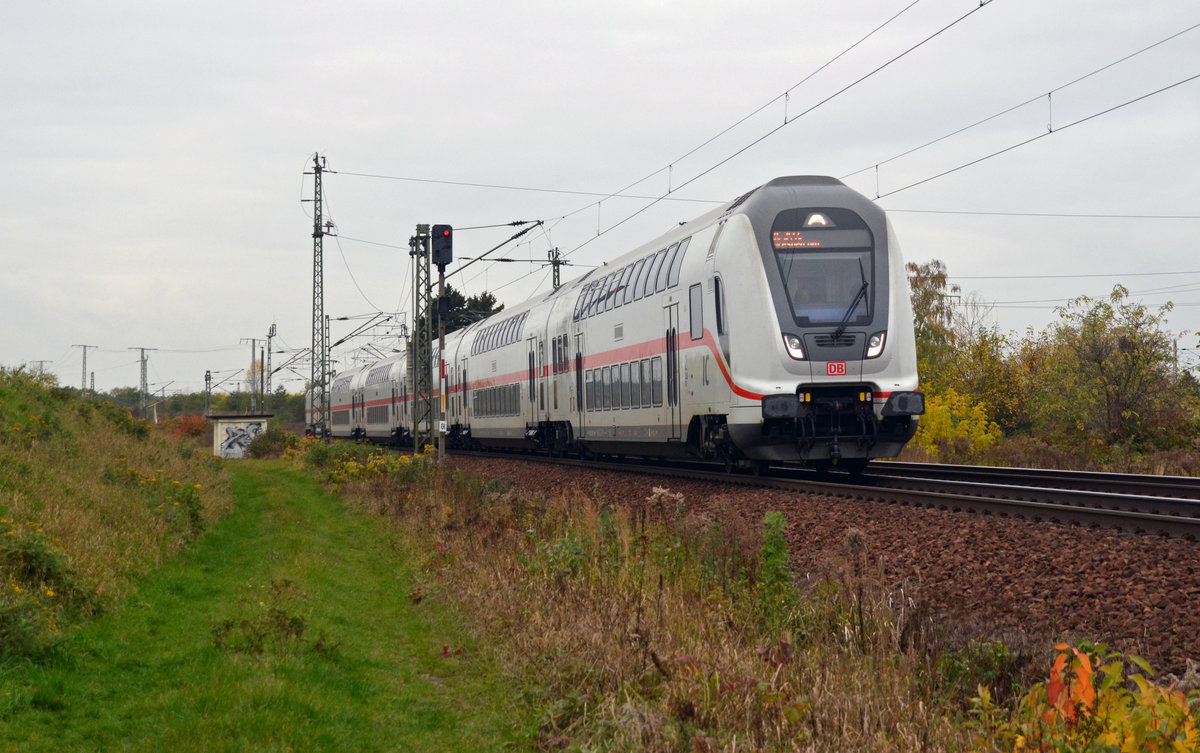 Das IC-Zugpaar IC 2445/2442 ist bisher das einzige welches auf der Linie Leipzig-Dresden mit einer IC-2-Garnitur gefahren wird. Hier passiert der IC 2445 auf dem Weg nach Dresden am 29.10.16 Zeithain.