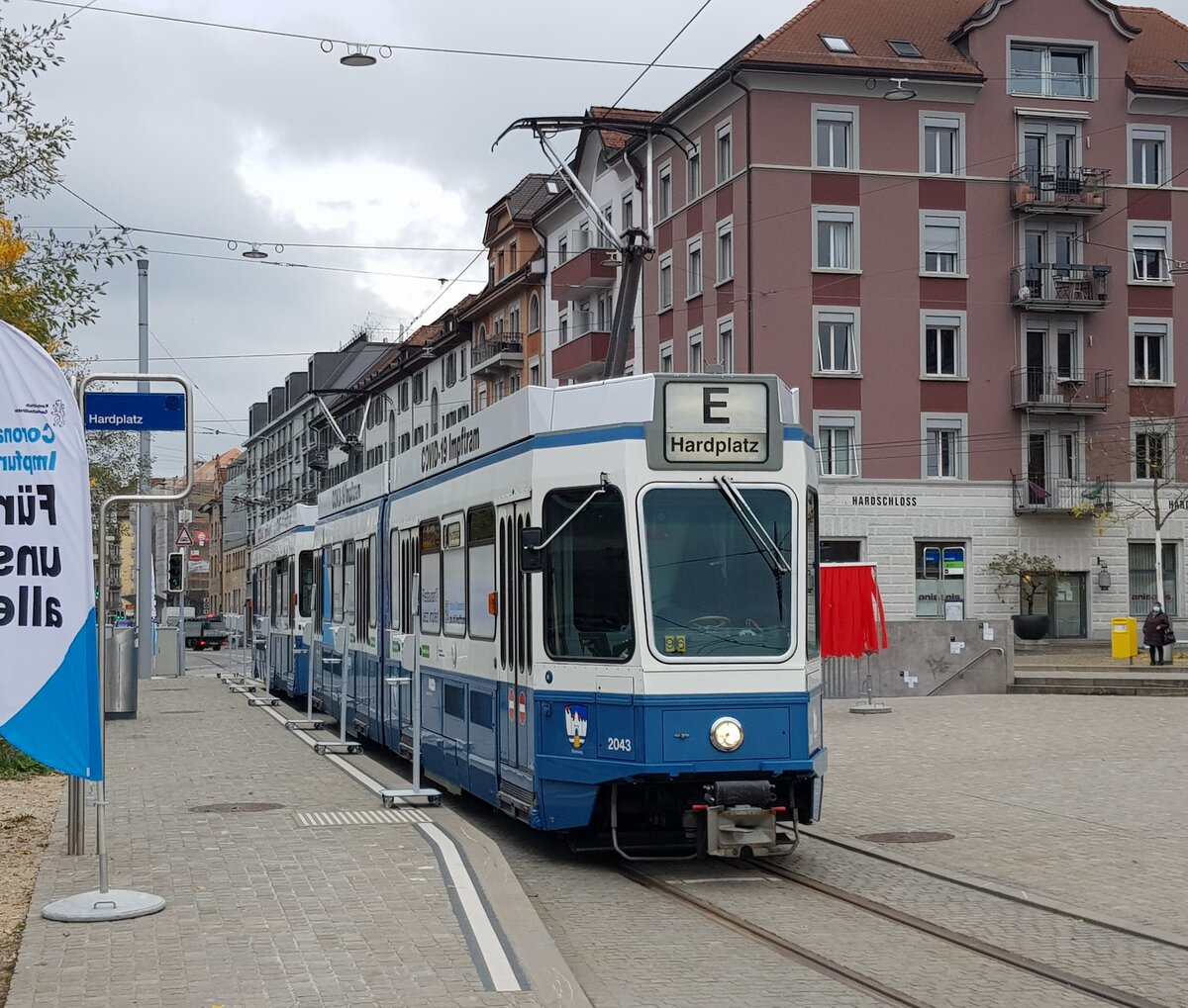Das Impftram, Wagennummer 2043, beim Hardplatz. Datum: 1. 11. 2021