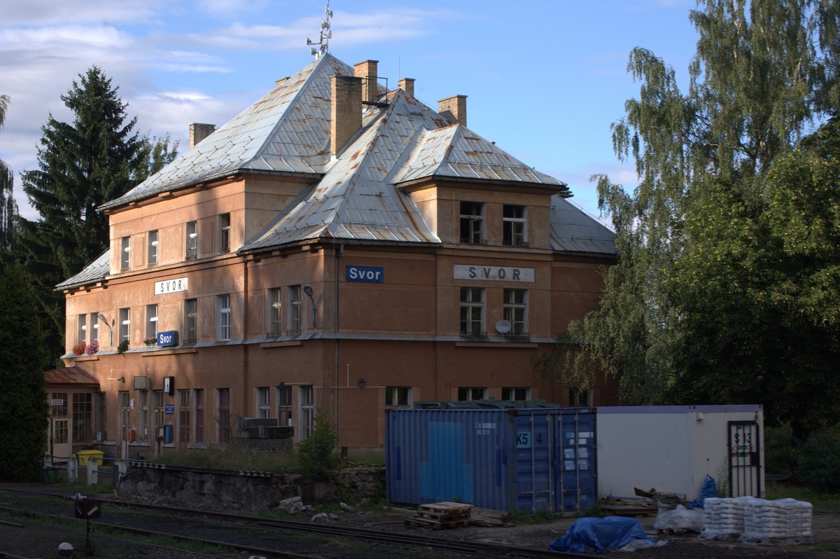 Das imposante Bahnhofsgebäude von Svor , in der Nähe von Ceska Lipa. 16.08.2014
18:01 Uhr.