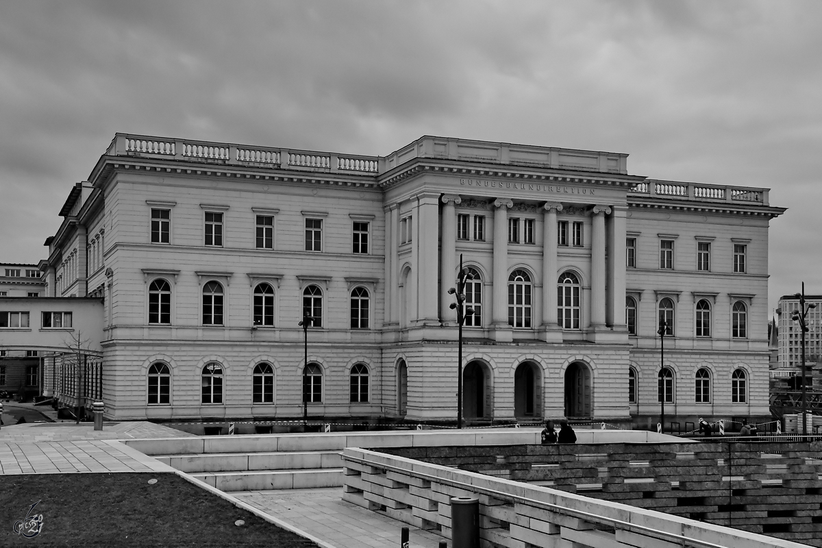 Das imposante klassizistische Bauwerk der Bundesbahndirektion unweit des Hauptbahnhofes in Wuppertal. (Februar 2021)