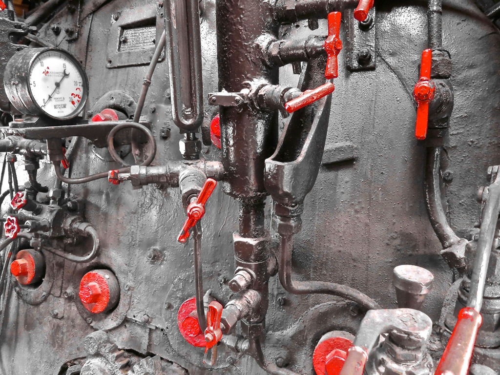 Das Innenleben der Dampflok für Güterzüge ЭР 773-59 . 
Diese ist am Bahnhof Kiew im Museum abgestellt. Fast alle Lokomotiven und Wagons sind auch von innen zu besichtigen. 
Die Hebel, Schrauben und Ventile wurden schön in rot bepinselt und geben so einen eindrucksvollen Überblick wieviele Handbewegungen hier nötig waren.

Bild vom 16.05.2015.