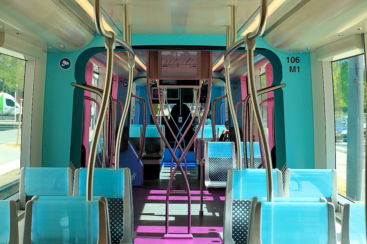 Das Innere des Luxemburger Triebwagens 106 (27.04.2018). Zitat aus der offiziellen Website von Luxtram:  Die transparente und leuchtende Farbgebung lädt zum Reisen ein. Die zarten Farben sprechen die Sinne an und markieren die Türen. 