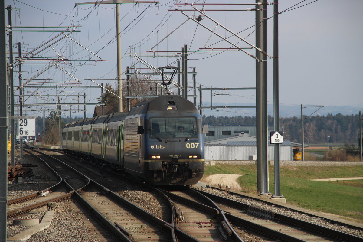 Das ist IR 66 mit EW III vom BLS. Vorne, das ist die schöne lok, Re 465 007. IR 66 ist vom Bern nach La-chaux-de-Fond, aber nach Frühling 2021, die BLS macht baustelle bis Neuchâtel nach La-chaux-de-Fond. Hier, die IR 66 ist im den bahnhof vom Ins (BE)