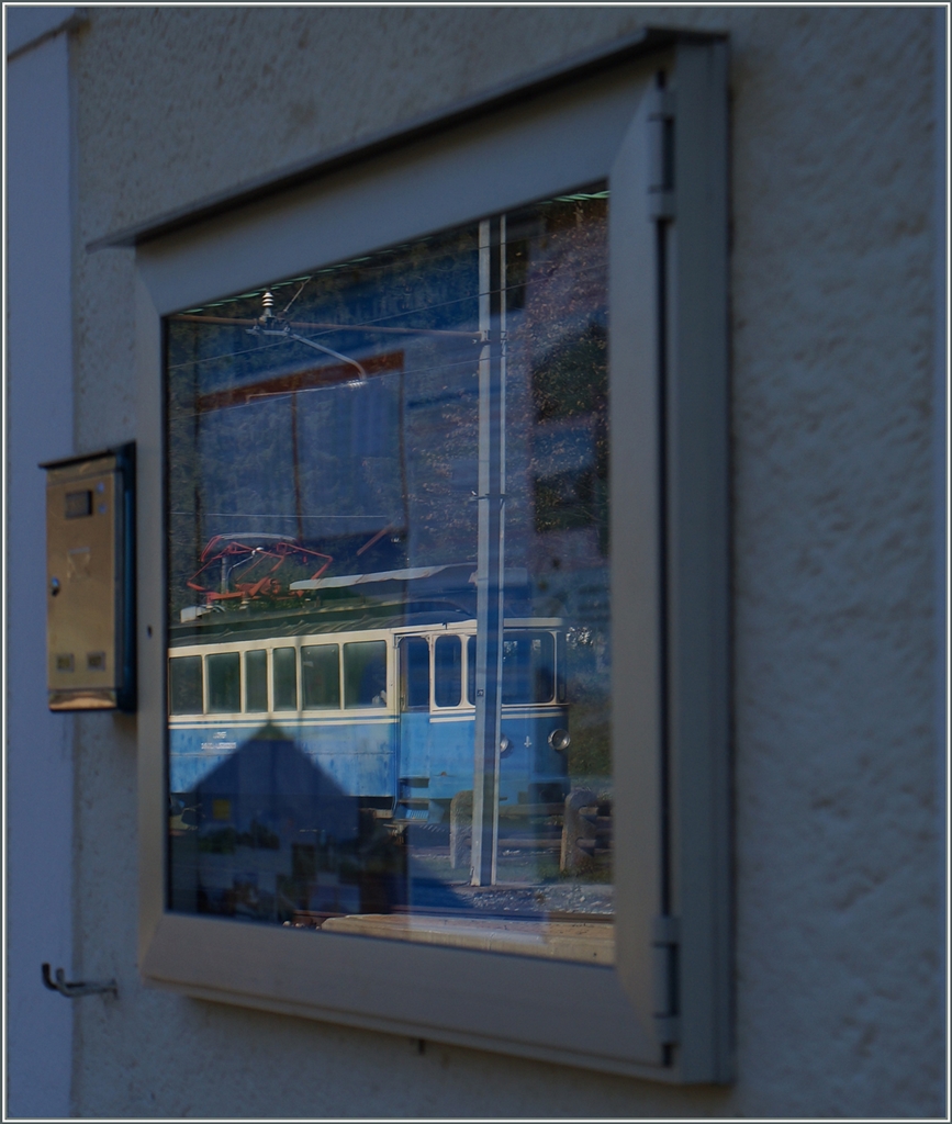 Das Jahr 2014 bot allerlei an bunten Motiven. Doch ganz besonders faszinierte mich das Valle Vigezzo, der italienische Streckenabschnitt der  Centovallibahn , auch wenn der Blick auf die Fahrplantabelle nicht gleich offenbart, dass hier noch etliche gut gepflegte, ältere Triebzüge im Einsatz sind. 

Santa Maria Maggiore, den 24. Okt. 2014
