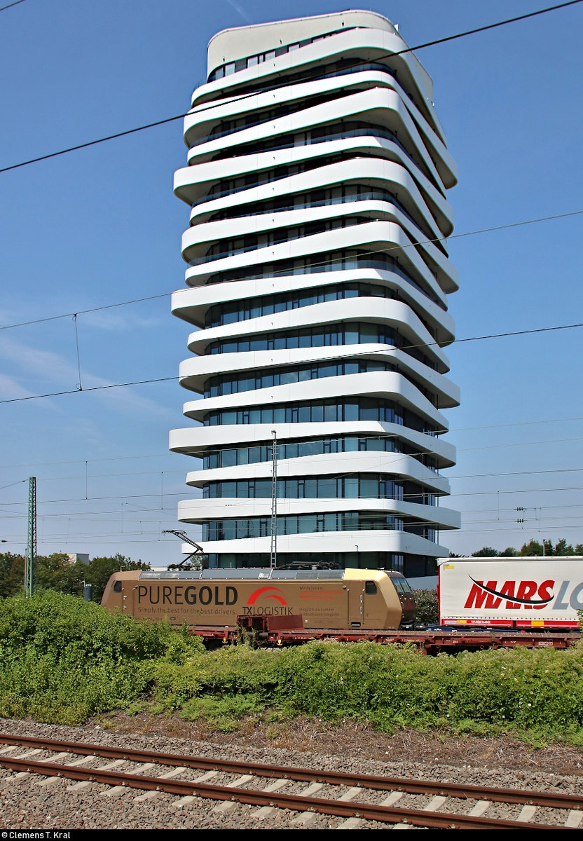 Das im Jahr 2016 fertiggestellte Sky-Hochhaus in Bietigheim-Bissingen ist zwar nicht aus  pure gold , aber dem Anschein nach in hochwertigem Stil erbaut worden.
So gesehen von Bahnsteig 7/8, als ein KLV-Zug (Mars Logistics) mit 185 538-6 der TX Logistik AG (TXL) den Bahnhof Bietigheim-Bissingen Richtung Kornwestheim durchfährt.
[26.7.2019 | 12:29 Uhr]