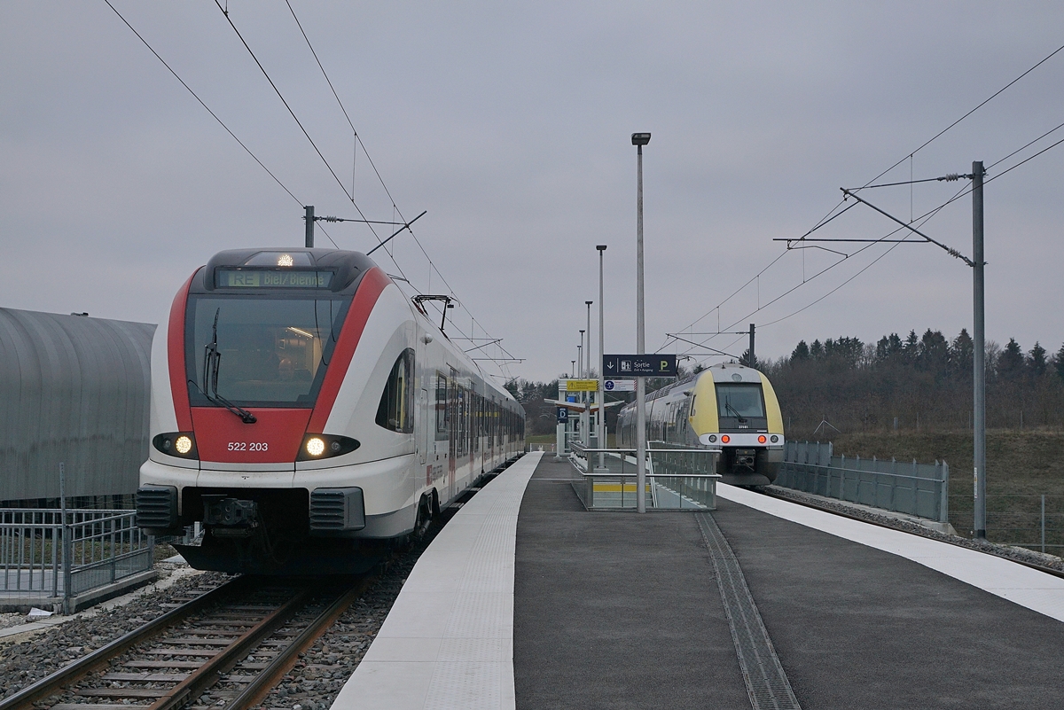 Das Jahr 2018 brachte die Eröffnung, bzw. Wiedereröffnung zweier internationalen Strecken: am 7. Jan 2018 Stabio - Varese (FVV) und am 9. Dez. 2018 die Strecke Delle - Belfort.

Im Bild der SBB RABe 522 203 der nach einer kurzen Wendezeit in Meroux gleich wieder nach Biel/Bienne zurück fahren wird und im Hintergrund der SNCF Z 27582, der von Belfort den Anschluss vermitteltet, nun aber hier eine Stunde pausiert.
15. Dez. 2018