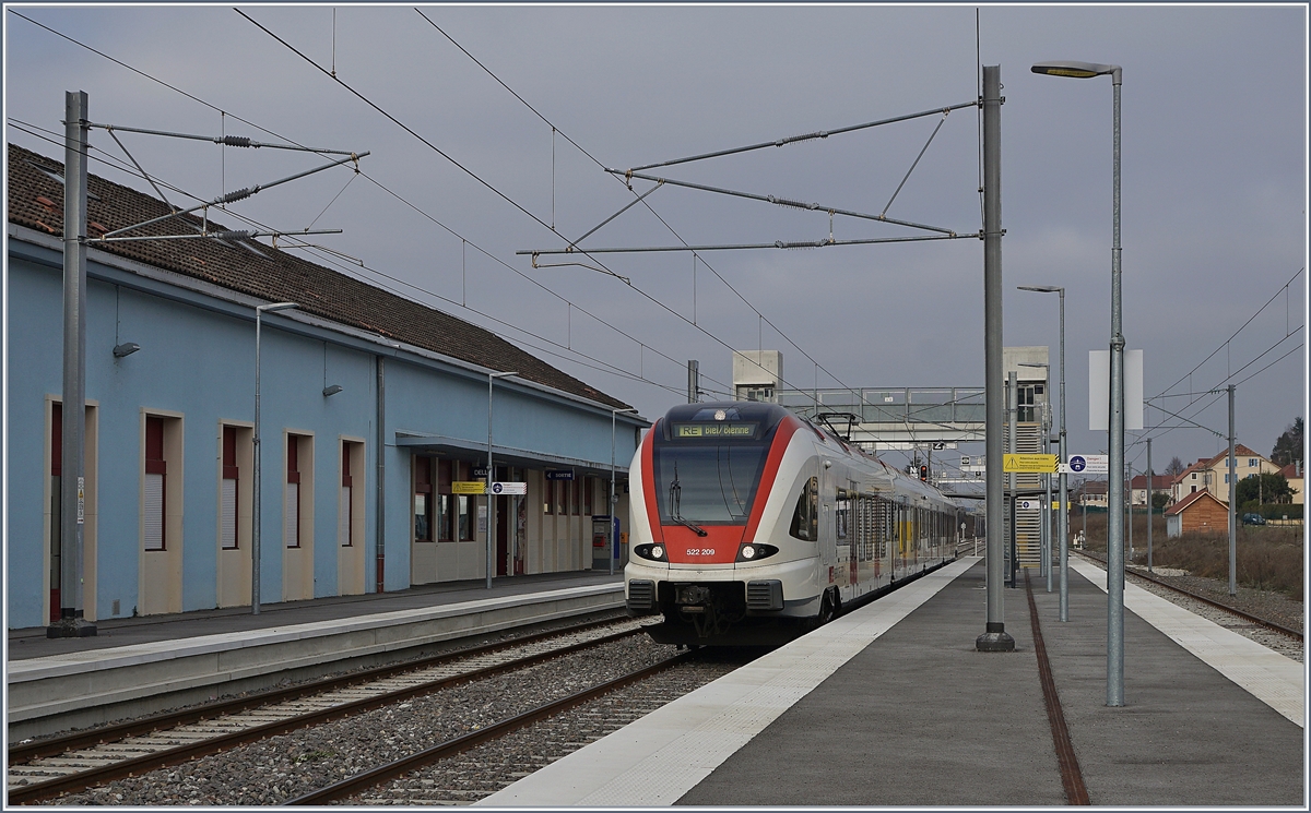 Das Jahr 2018 brachte die Eröffnung, bzw. Wiedereröffnung zweier internationalen Strecken: am 7. Jan 2018 Stabio - Varese (FMV) und am 9. Dez. 2018 die Strecke Delle - Belfort.

Der SBB RABe 522 209 wartet in Delle auf die Abfahrt nach Biel/Bienne.
15. Dez. 2018
