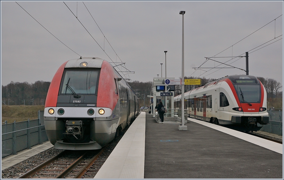 Das Jahr 2018 brachte die Eröffnung, bzw. Wiedereröffnung zweier internationalen Strecken: am 7. Jan 2018 Stabio - Varese (FMV) und am 9. Dez. 2018 die Strecke Delle - Belfort.

Im vollständige neu gebauten Bahnhof Meroux warten der SNCF Z 27 582 nach Belfort und der SBB RABe 522 210 nach Biel/Bienne auf die Abfahrt.


15. Dez. 2018