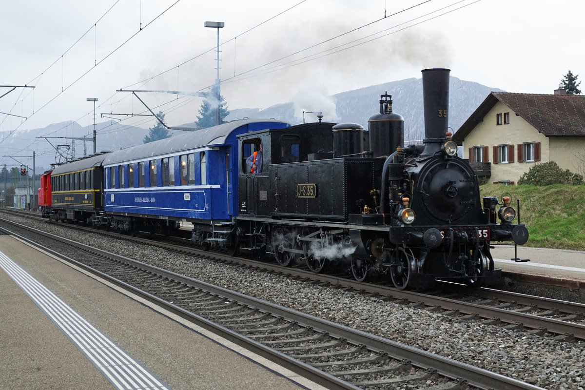 Das Jahr 2020 ist ein Schaltjahr.
Aus diesem Grunde verkehrte am 29. Februar 2020 ein OeBB-Schaltjahr - Dampfzug zwischen Balsthal und Solothurn mit der Eb 2/4 J-S. 35 und dem Tem 225 043-9.
Die beiden Aufnahmen sind bei Deitingen und Niederbipp entstanden.
Foto: Walter Ruetsch