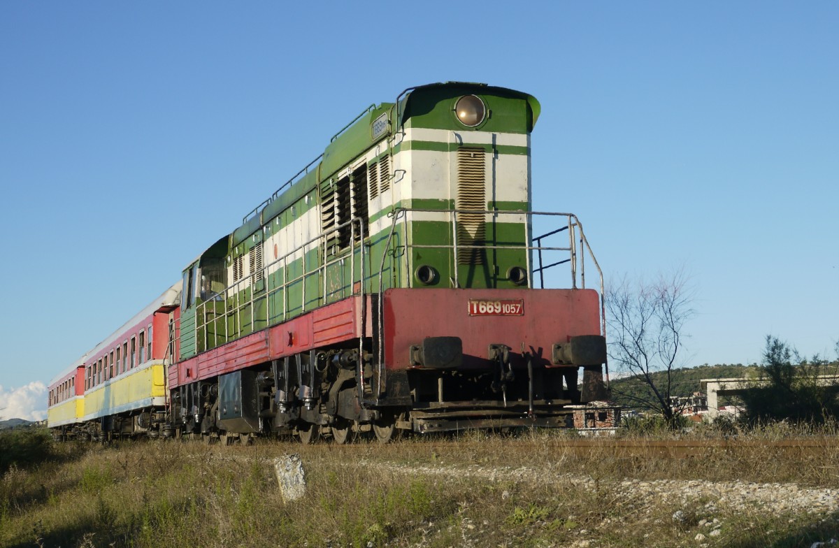 Das jetzt wieder nach Durres rück-verlängerte Zugpaar wird immer noch mit italienischen Seitengang-Wagen mit 8-Personen-Abteilen gefahren. Im Bild der Zug gezogen von T669.1057 bei Narta, dem letzten Bahnhof vor Vlora (15.9.14).