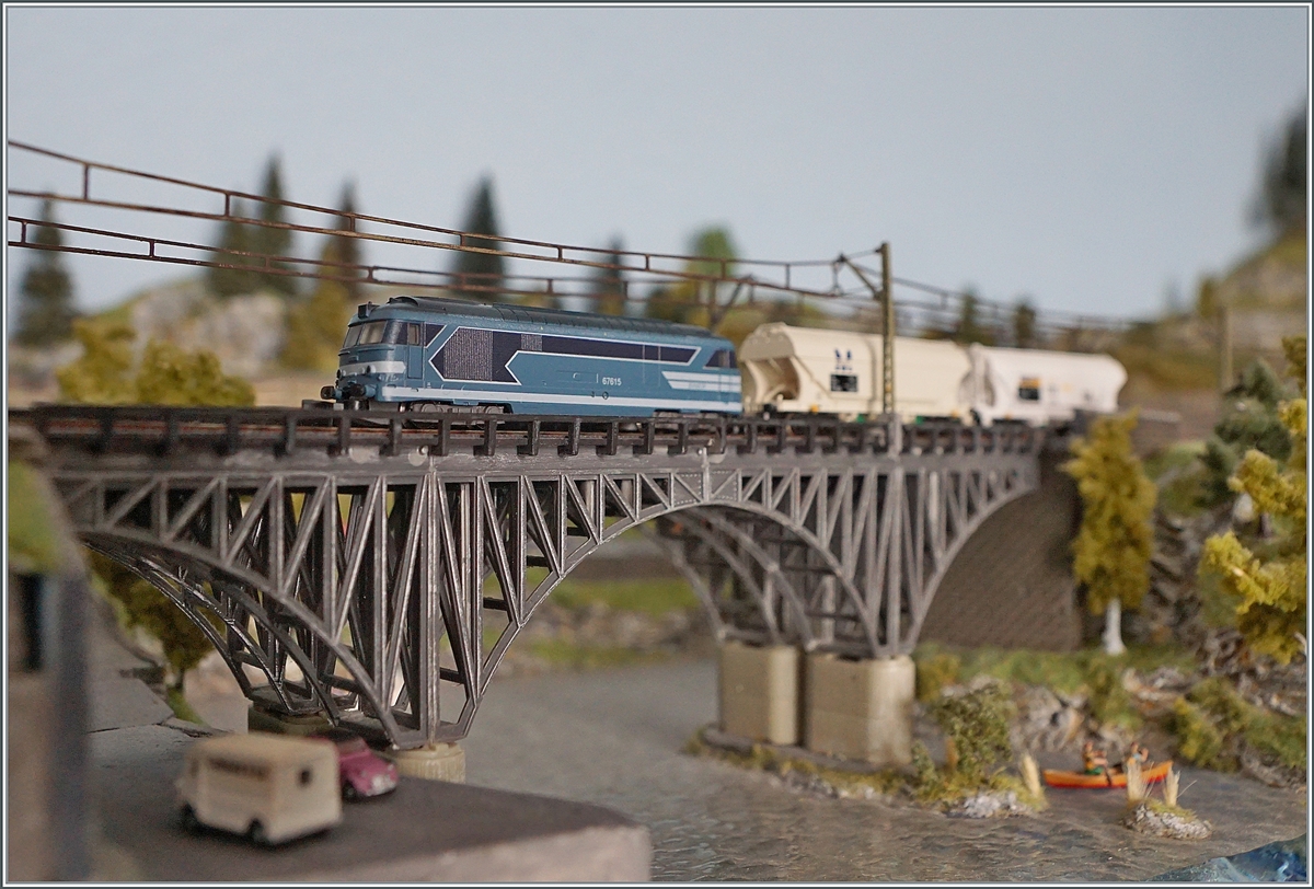 Das Jubiläum 50 Jahre Modelleisenbahn im Massstab 1:220 (Z Spur) wird für mich nun gekrönt mit dem Erscheinen des Modelles der SNCF BB 67615 von AZAR models. Dem sehr gefälligen Vorbild bin im immer wieder begegnet, auch an Modelle (H0) reichen meine Erinnerungen weit zurück und nun, da beim Vorbild kaum mehr zu sehen, rollt eine SNCF BB 67000 über meine 6.5 mm Spur Anlage. 

18. März 2022