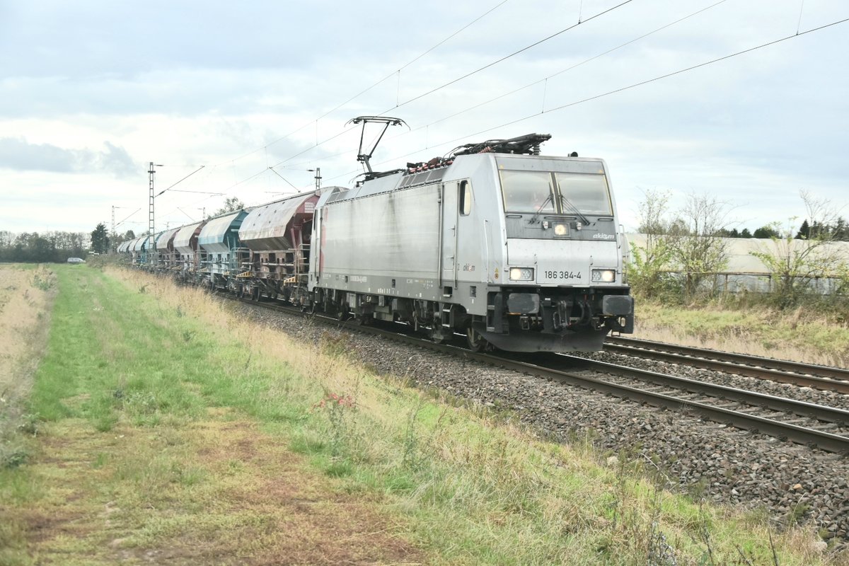 Das ist der Kalkleerzug nach Aachen West und weiter nach Belgien, der auch wegen der Bauarbeiten über die KBS 495 umgeleitet wird, gezogen wird der Zug von der Akiem 186. 384-4,hier konnte ich den Zug in Kaarst Broicherseite ablichen am Einheitstag 2019.