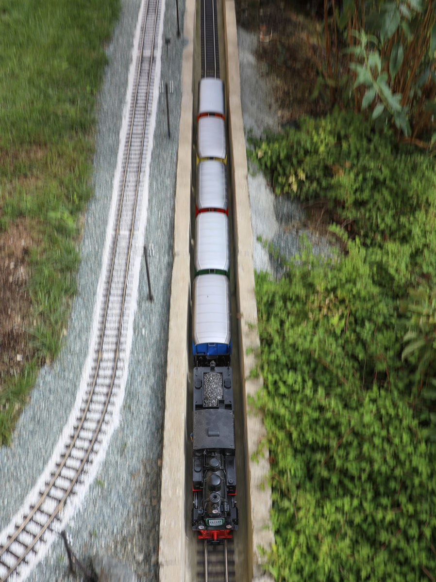 Das Kanaltal in Pölfing Brunn.
Der Stainzer Flascherlzug dampft über die Gartenbahnanlage von KH.
15.08.2018