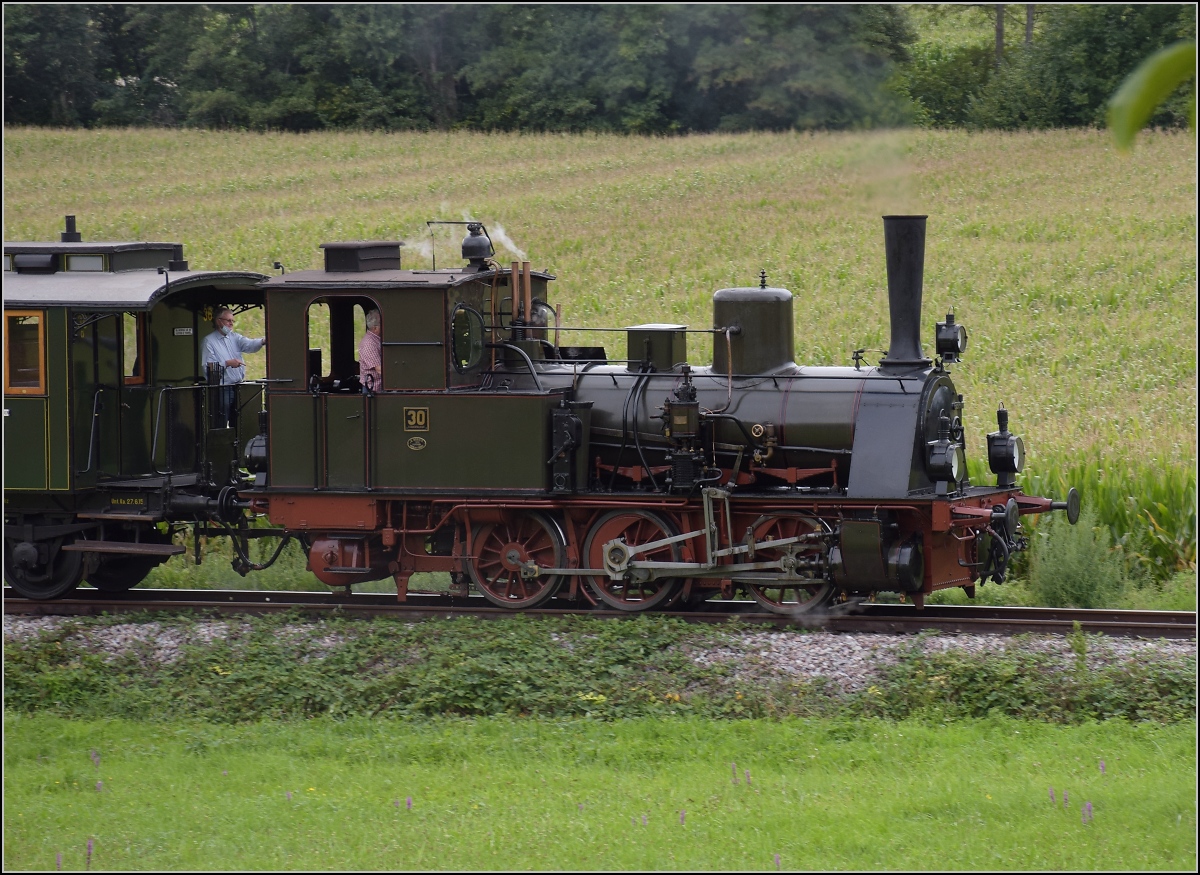 Das Kanderli und sein exquisiter Fuhrpark. 

Lok 30 war 1904 von Borsig für die Harmersbachtalbahn gebaut worden. Ihr Weg führte über die Krebsbachtalbahn in Nordbaden wieder zur Harmersbachtalbahn, dann zur Münstertalbahn und schließlich zur Kandertalbahn. Diese preußische T3 als Nebenbahnklassiker schlechthin führt den reinrassigen Nebenbahnzug an. Rümmingen, September 2020.
