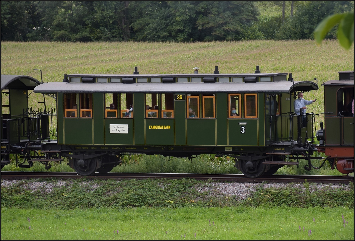 Das Kanderli und sein exquisiter Wagenpark. 

Wagen Ci 36 war 1898 für die preußische Staatsbahn in Breslau gebaut worden. Ursprünglich war er als 4. Klasse-Wagen in Betrieb und war Teil einer Serie von 3100 Wagen. Seit 2015 erstrahlt er wieder in seiner ursprünglichen Pracht. Rümmingen, September 2020.