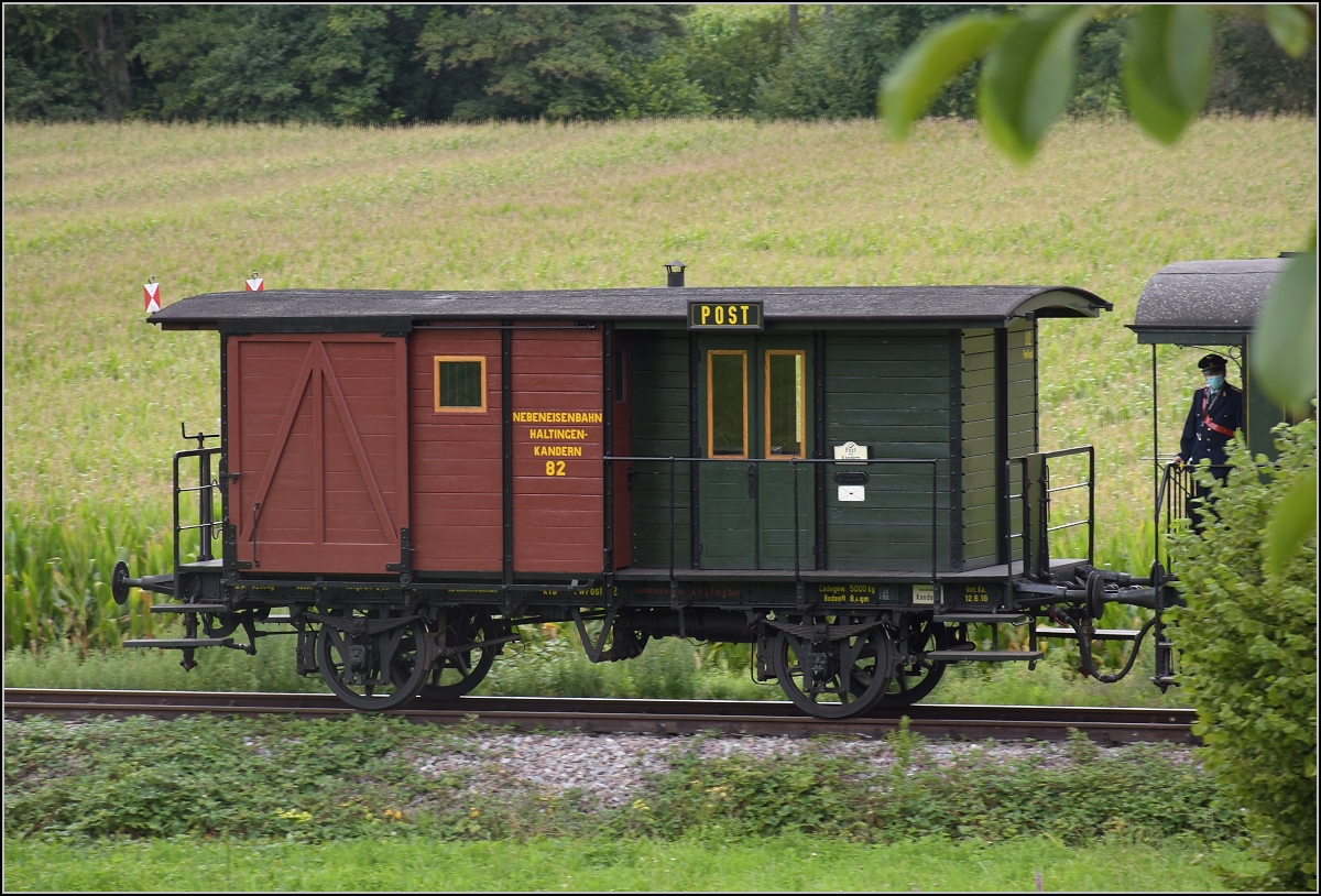 Das Kanderli und sein exquisiter Wagenpark.

Der Post- und Packwagen PwPost 82 wurde von Van der Zypen & Charlier, Deutz für die Nebenbahn Krozingen-Staufen-Sulzburg gebaut und kam erst später zur Kandertalbahn. Rümmingen, September 2020.