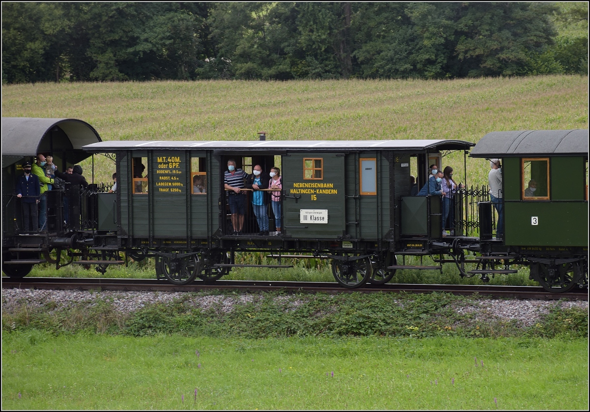 Das Kanderli und sein exquisiter Wagenpark.

Der Fakultativwagen 15 der Kandertalbahn gehörte zur Anfangsausstattung der Kandertalbahn. Auf der untersten Farbschicht war BRESLAU 8137 angeschrieben. Rümmingen, September 2020.