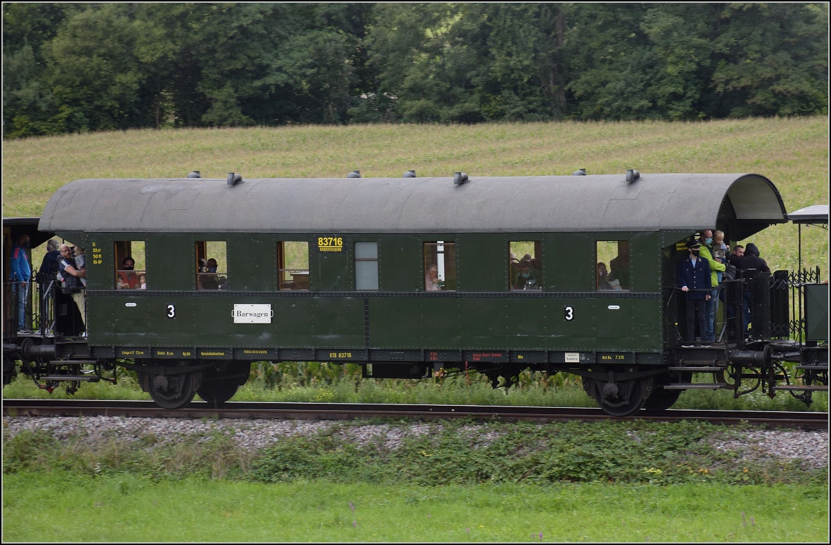 Das Kanderli und sein exquisiter Wagenpark.

Die Donnerbüchse Ci 83716 wirkt bei der Kandertalbahn wie ein moderner Fremdkörper, obwohl selbst schon fast 100 Jahre alt. Trotzdem darf die Donnerbüchse als Barwagen mitfahren. Rümmingen, September 2020.